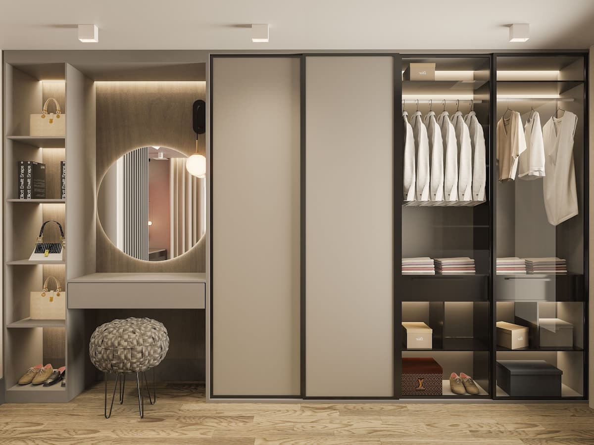 Closet planejado com módulos abertos, espelho e iluminação em LED