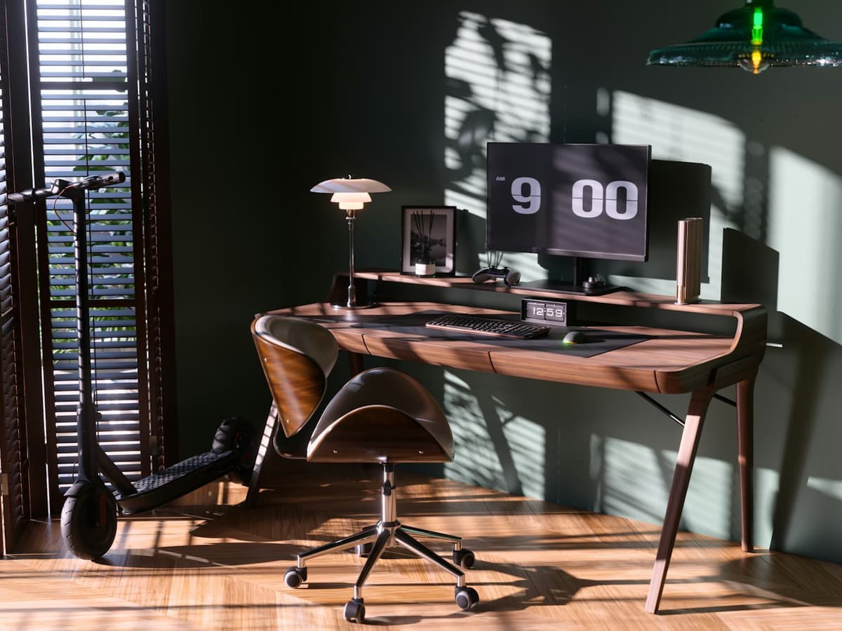 Home office planejado com bancada em madeira e iluminação de trabalho